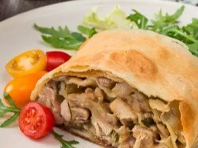 Штрудель із курятиною, печерицями та сиром