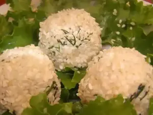 Сирні кульки з маслинами та кунжутом