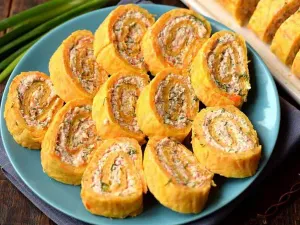 Фото: Сирний рулет з крабовими паличками