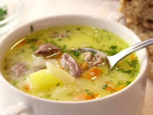 Фото: Сирний суп з курячими сердечками та локшиною