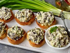 Фото: Сирно-грибна намазка для грінок