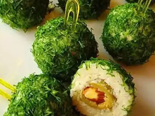 Сирні кульки з оливками та мигдалем в зелені