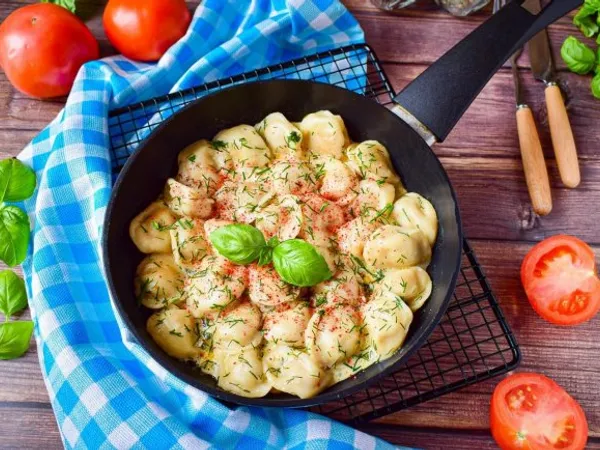 Фото: Смажені пельмені зі сметаною на сковороді