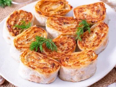 Рулетики в лаваші з куркою та плавленим сиром