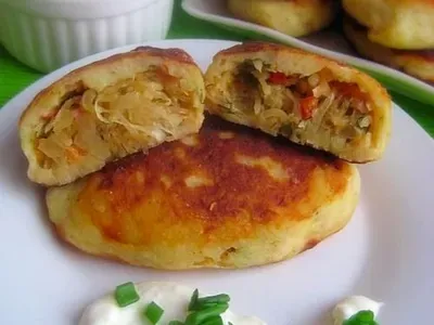 Смажені картопляні пиріжки з капустяною начинкою