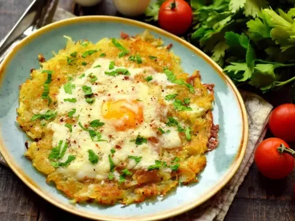 Картопляний сніданок із яйцем і сиром на сковороді