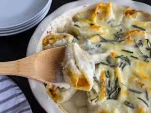 Фаршировані макарони-ракушки з соусом