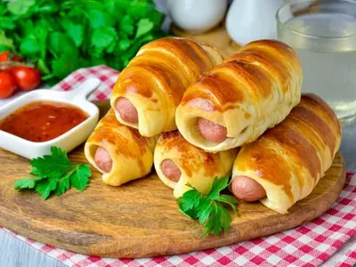 Сосиски в дріжджовому тісті на кефірі