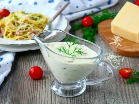 Вершковий соус Карбонара з беконом і сиром