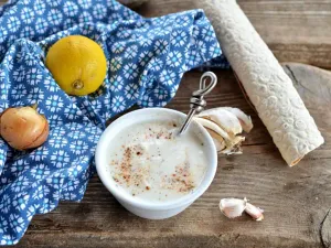 Фото: Соус для шаурми класичний з часником та ряжанкою