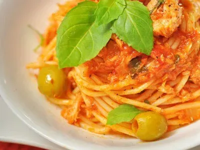 Фото: Спагеті з тунцем, помідорами та оливками