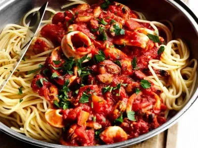 Фото: Спагетті з морепродуктами "Морський коктейль" у томатному соусі