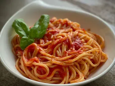 Спагеті з томатним соусом