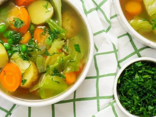 Овочевий суп з молодої картоплі, капусти і горошку
