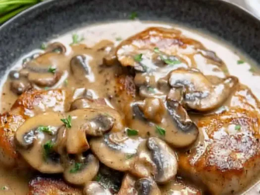 Свинина з печерицями у вершковому соусі