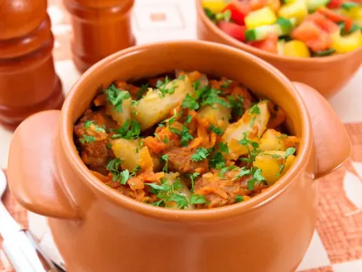 Свинина, запечена з картоплею у горщику