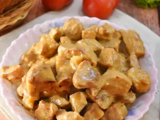 Свинячий гуляш зі сметаною