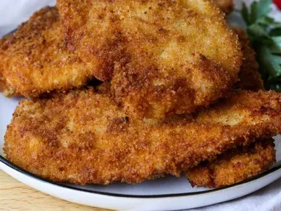Свинячі відбивні у паніровці