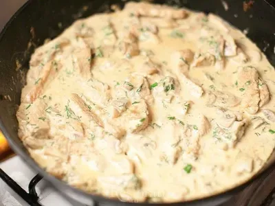 Фото: Свинина з грибами у соусі