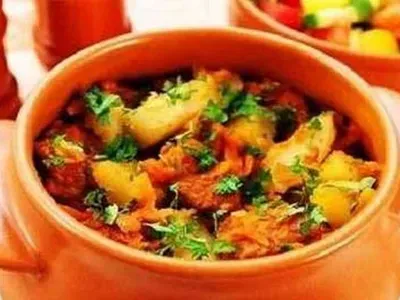 Свинина, запечена з картоплею у горщику