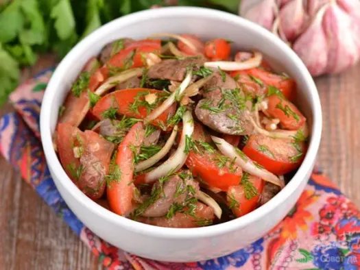 Теплий салат з курячою печінкою та помідорами