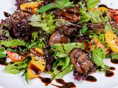 Теплий салат з курячою печінкою та яблуками