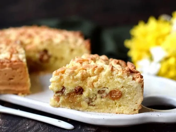 Фото: Класичний тертий пиріг з сиром і родзинками