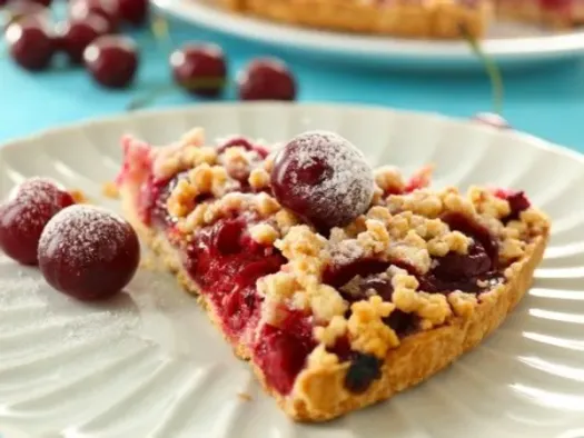 Тертий пиріг з вишнею