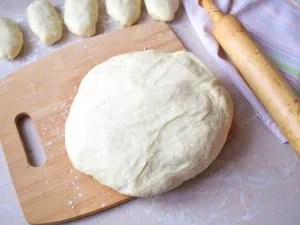 Фото: Тісто для пиріжків на сухих дріжджах з молоком