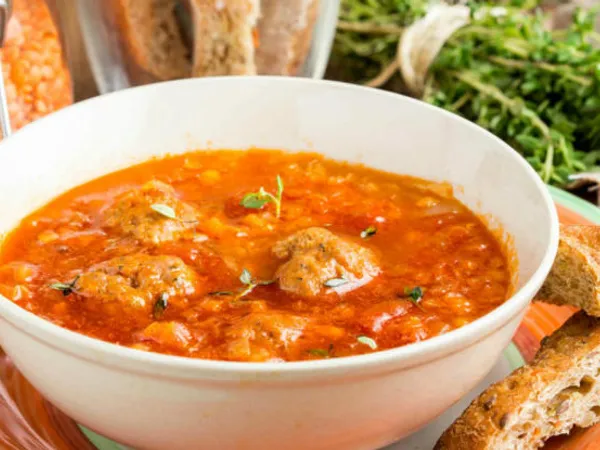 Фото: Томатний суп з фрикадельками і сочевицею