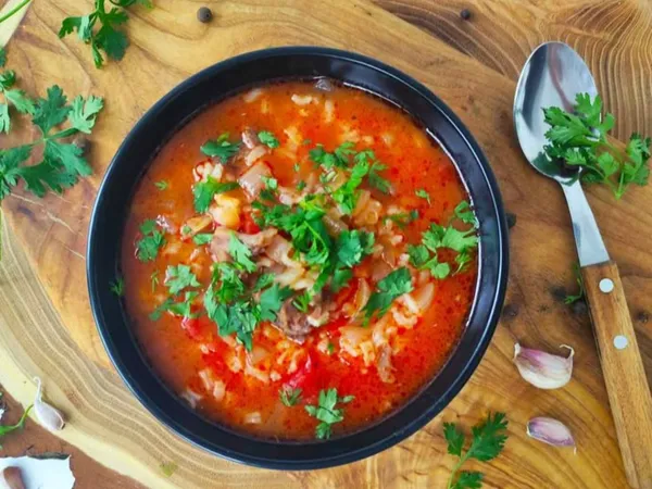 Томатний суп з яловичиною, рисом та болгарським перцем