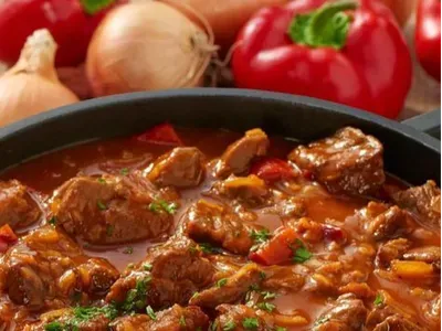 Тушкована свинина з болгарським перцем