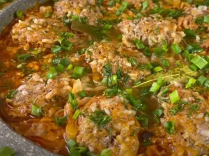 Фото: Тушковані тефтелі з рисом та овочами