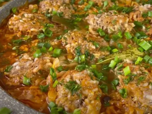 Тушковані тефтелі з рисом та овочами