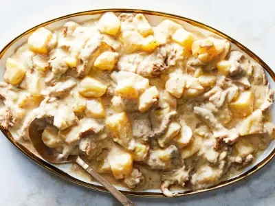 Фото: Тушкована курка в соусі з молодою картоплею