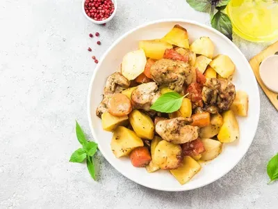 Тушкована картопля з куркою