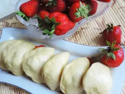 Вареники на пару (з полуницею)