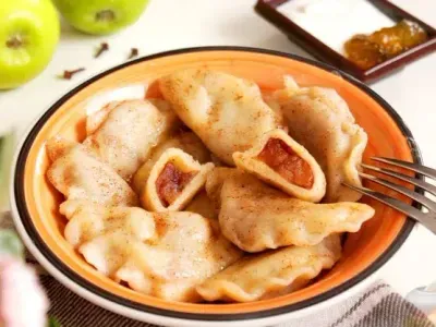 Вареники з яблуками та корицею