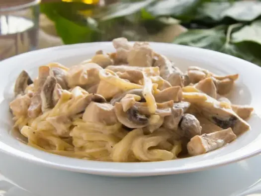 Вершкова паста з куркою та печерицями
