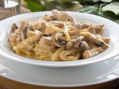 Вершкова паста з куркою та печерицями