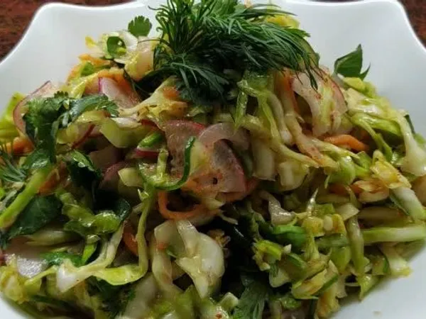 Весняний салат з молодої капусти, редиски, огірків і моркви