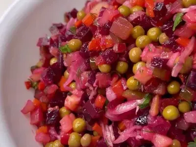 Вінегрет з зеленим горошком і квашеною капустою