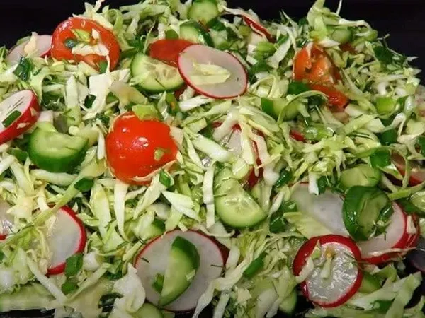 Фото: Салат з молодої капусти, редиски та свіжих овочів