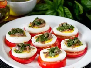 Фото: Яйця по-неаполітанськи з анчоусами та помідорами