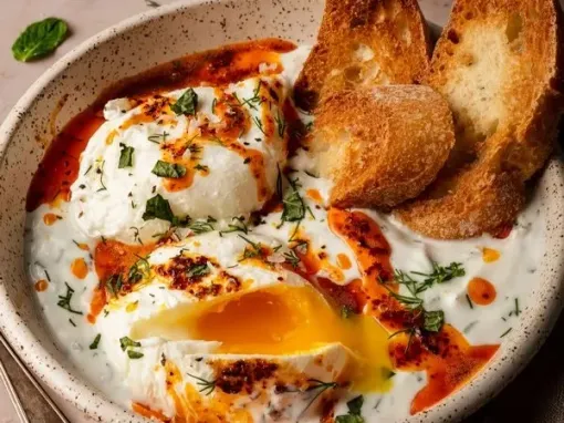 Фото: Яйця по-турецьки з йогуртом та зеленню