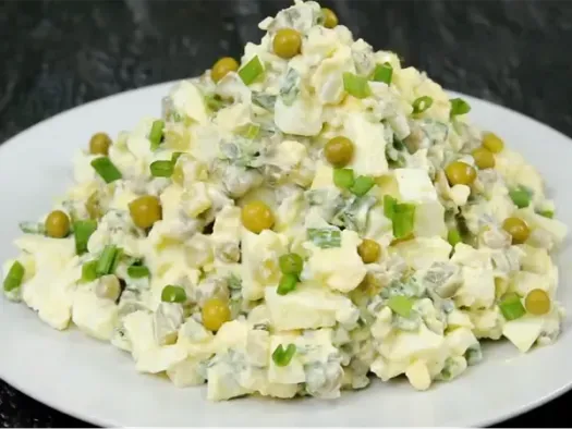 Яєчний салат з плавленим сиром та горошком