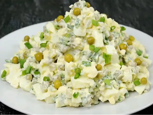 Фото: Яєчний салат з плавленим сиром та горошком
