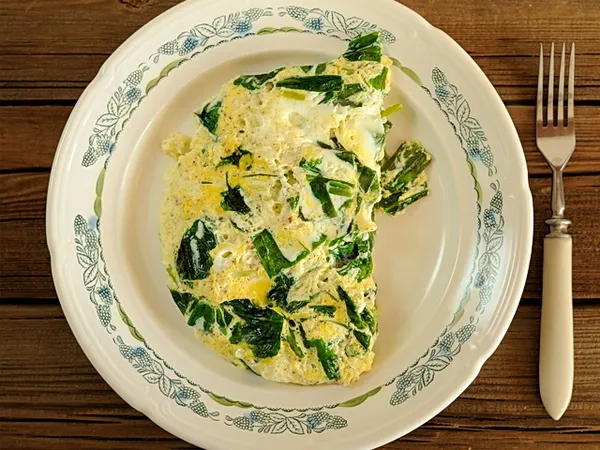 Яєчня з черемшею і сиром