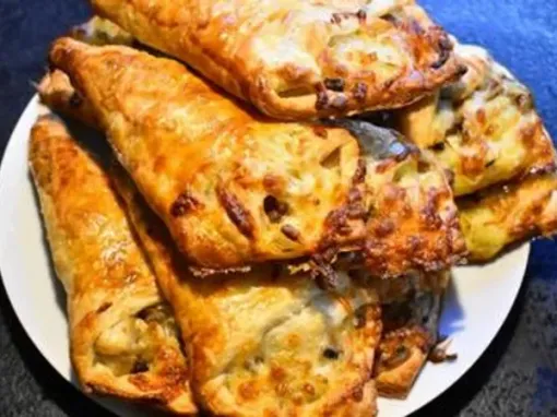 Фото: Листкові трикутники з картоплею, грибами та сиром