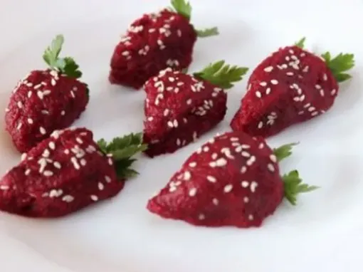 Фото: Закуска «Полуничка» з оселедцем та буряком